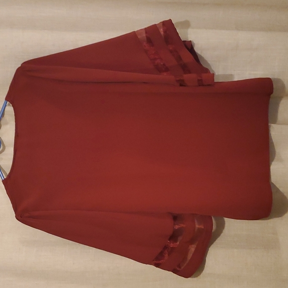 Maroon v neck bell sleeve top - Picture 3 of 3